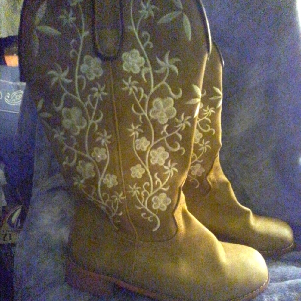 Cow boy boots with embroidered floral pattern